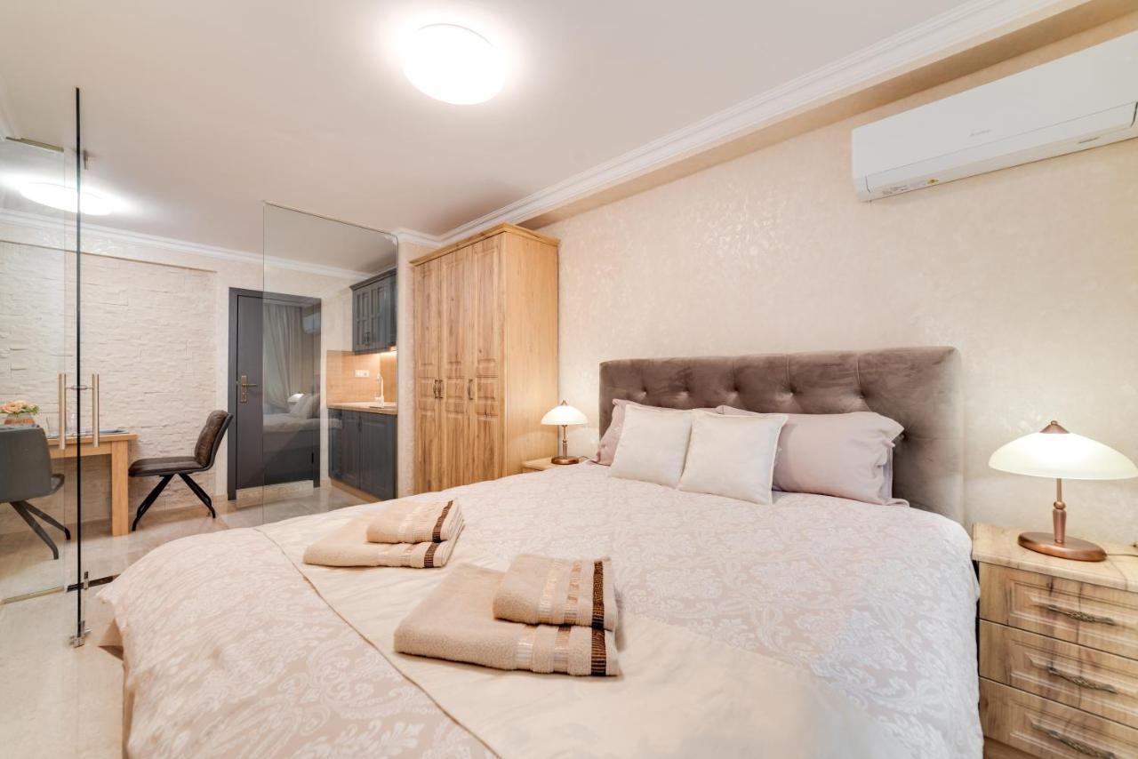 Deluxe And Central Garden Apartment Varna Exterior photo